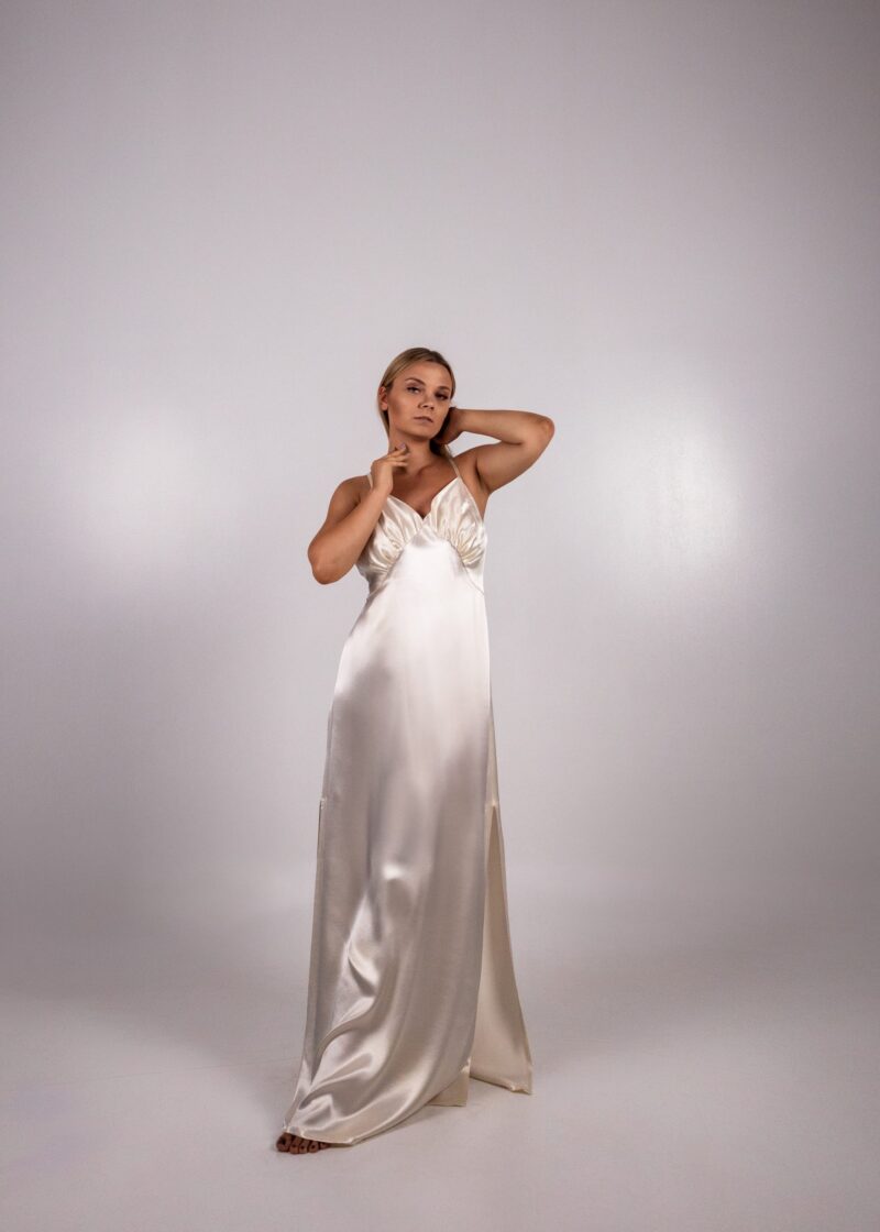 Długa sukienka nocna z wiskozowej satyny w kolorze szampańskim