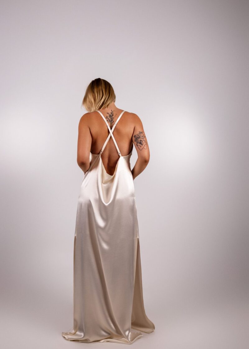 Długa sukienka nocna z wiskozowej satyny w kolorze szampańskim