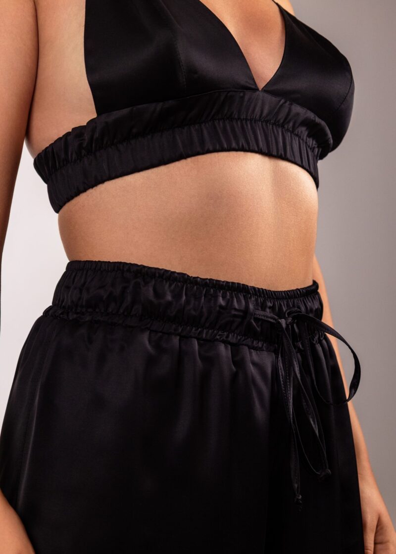 Dwuczęściowa piżamka z wiskozowej czarnej satyny złożona z topu i długich spodni