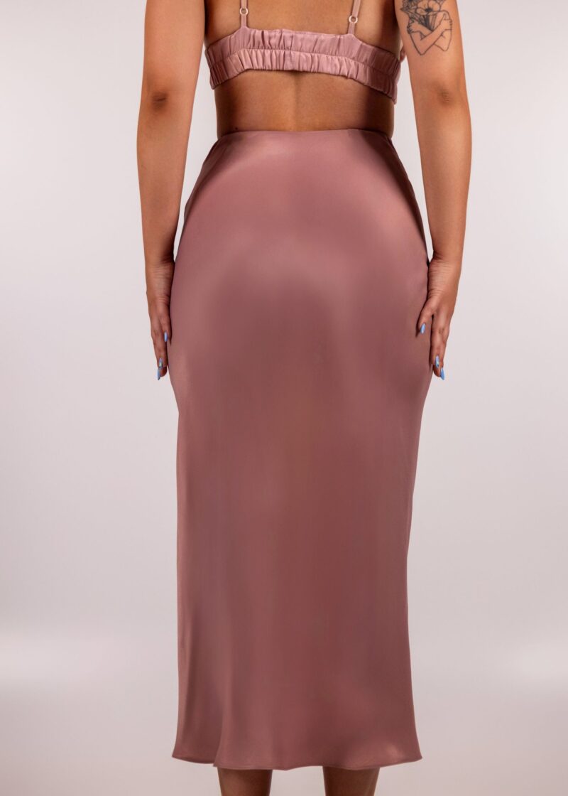 Dwuczęściowa piżamka z wiskozowej satyny w kolorze różu złożona z topu i spódnicy midi